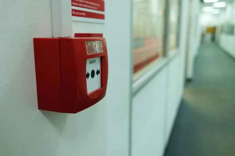 Fire alarm in hotels and commercial premises . Manual call point BS5849